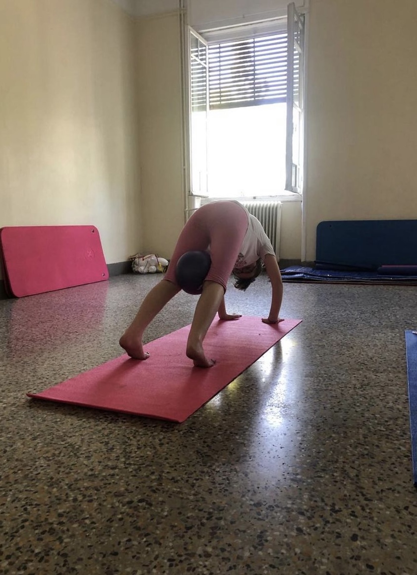 Μάθημα yoga από την Αγγελική Μωραΐτου